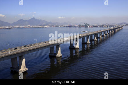 Vue aérienne de l'Rio-Nitreoi Bridge dans la baie de Guanabara avec ville en arrière-plan Banque D'Images
