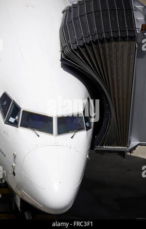 Pont d'embarquement et l'avion sur la piste de l'aéroport international Salgado Filho Banque D'Images