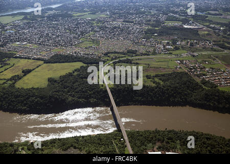 Vue aérienne de l'Tancredo Neves International Bridge BR-469 sur la rivière Iguaçu Banque D'Images