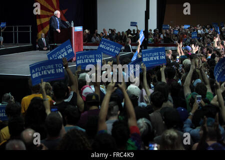 Le sénateur américain et le candidat démocrate Bernie Sanders parle aux partisans lors d'un rassemblement électoral au centre de conventions de Phoenix le 15 mars 2016 à Phoenix, Arizona. Banque D'Images