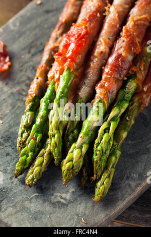 Prosciutto maison Asperges enveloppées avec sel et poivre Banque D'Images