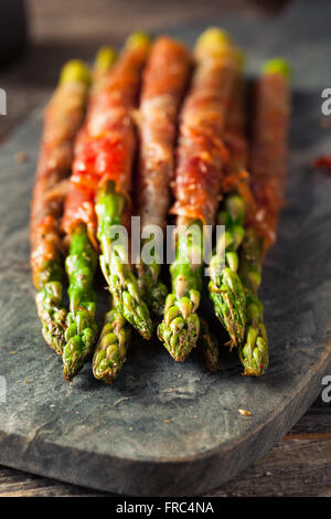 Prosciutto maison Asperges enveloppées avec sel et poivre Banque D'Images