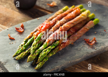 Prosciutto maison Asperges enveloppées avec sel et poivre Banque D'Images