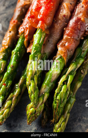 Prosciutto maison Asperges enveloppées avec sel et poivre Banque D'Images