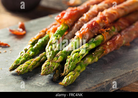 Prosciutto maison Asperges enveloppées avec sel et poivre Banque D'Images