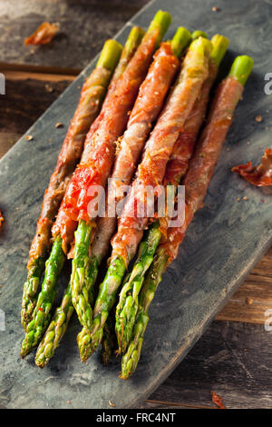 Prosciutto maison Asperges enveloppées avec sel et poivre Banque D'Images