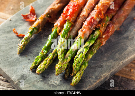 Prosciutto maison Asperges enveloppées avec sel et poivre Banque D'Images