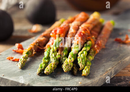 Prosciutto maison Asperges enveloppées avec sel et poivre Banque D'Images