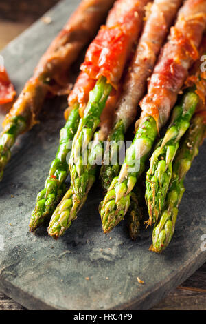 Prosciutto maison Asperges enveloppées avec sel et poivre Banque D'Images