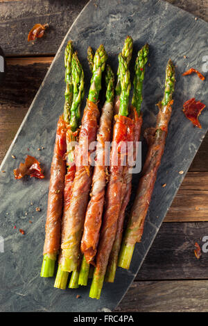 Prosciutto maison Asperges enveloppées avec sel et poivre Banque D'Images