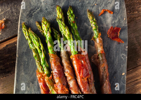 Prosciutto maison Asperges enveloppées avec sel et poivre Banque D'Images