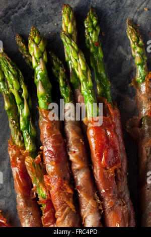 Prosciutto maison Asperges enveloppées avec sel et poivre Banque D'Images