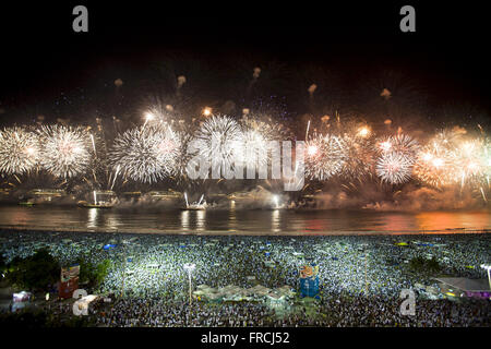 D'artifice à la plage de Copacabana pendant le réveillon du Nouvel An - sud de la ville Banque D'Images