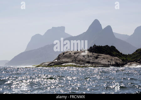 Rock'Arpoador avec frères Hill et pain de sucre dans l'arrière-plan Banque D'Images