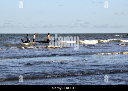 Les pêcheurs revenant de la pêche au crépuscule sur la plage du village de Itaunas Itaunas - State Park Banque D'Images