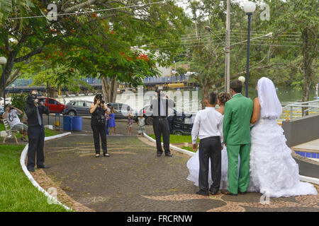 Les nouveaux mariés photographié à Praça Benedito Silveira Camargo Banque D'Images