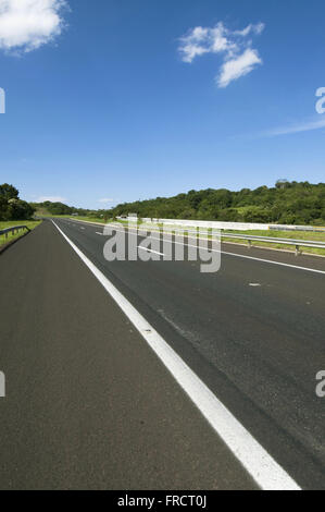 L'autoroute Castelo Branco SP-280 km 205 - Itatinga - région de l'état de São Paulo Banque D'Images