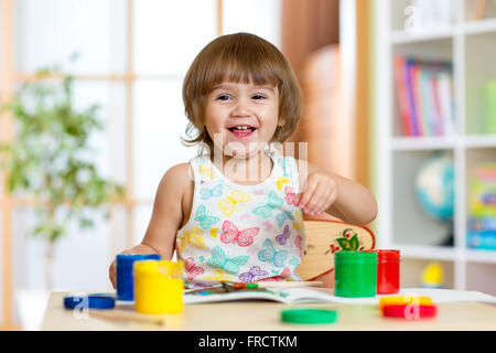 Peinture pour enfants à la garderie ou la garderie Banque D'Images