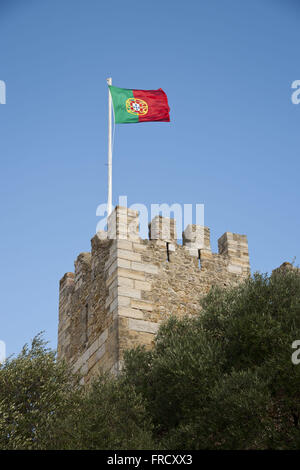 Drapeau hissé en portugais Castelo de Sao Jorge au centre de Lisbonne Banque D'Images