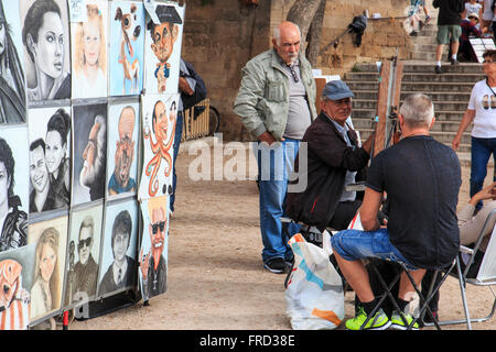 L'Europe, Espagne, Îles Baléares, Majorque, Palma de Majorque, street artiste peint des portraits et des caricatures. Banque D'Images