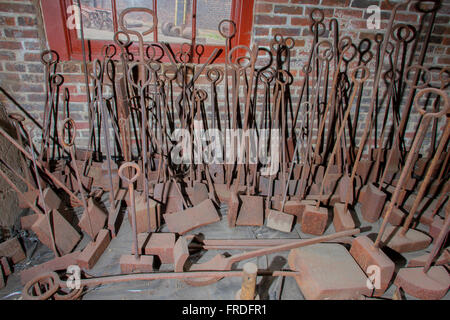 Outils de forgeron à l'intérieur de la brique ancienne aciérie. Banque D'Images