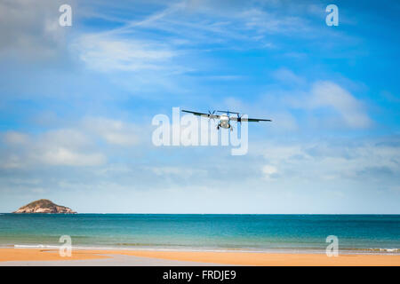 L'atterrissage de l'avion sur le lagon tropical à sunny day Banque D'Images