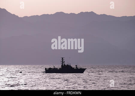 Un Israélien Shaldag rapide classe patrouilleur de la marine israélienne qui patrouillait près de la ville d'Eilat, à la pointe nord de la mer Rouge, à l'est de la péninsule du Sinaï et à l'ouest de la partie continentale de l'Arabie Saoudite Banque D'Images