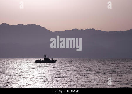 Un Israélien Shaldag rapide classe patrouilleur de la marine israélienne qui patrouillait près de la ville d'Eilat, à la pointe nord de la mer Rouge, à l'est de la péninsule du Sinaï et à l'ouest de la partie continentale de l'Arabie Saoudite Banque D'Images