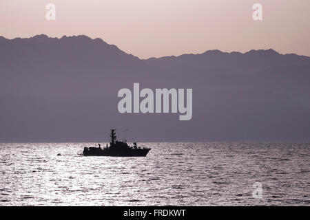 Un Israélien Shaldag rapide classe patrouilleur de la marine israélienne qui patrouillait près de la ville d'Eilat, à la pointe nord de la mer Rouge, à l'est de la péninsule du Sinaï et à l'ouest de la partie continentale de l'Arabie Saoudite Banque D'Images