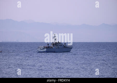 Un Israélien Shaldag rapide classe patrouilleur de la marine israélienne près de la ville d'Eilat, à l'extrémité nord de la mer Rouge, à l'est de la péninsule du Sinaï et à l'ouest de la partie continentale de l'Arabie Saoudite Banque D'Images