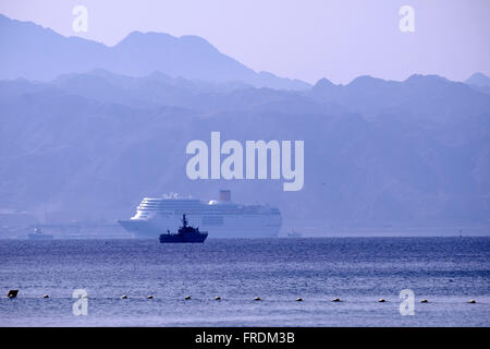 Un Israélien Shaldag rapide classe patrouilleur de la marine israélienne qui patrouillait près de une ligne de croisière de bateau à l'extrémité nord de la mer Rouge, dans le golfe d'Aqaba Banque D'Images