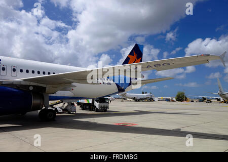 Un avion Airbus A320-200 de la compagnie aérienne israélienne d'Israël sur la piste de l'aéroport Ben Gurion largement connu sous le nom d'aéroport Lod en Israël Banque D'Images