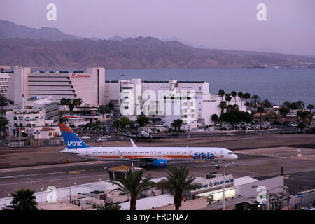 Un Boeing 757 jet d'Arkia Airlines israélienne à la piste de l'aéroport d'Eilat situé à l'extrémité nord de la mer Rouge, Israël Banque D'Images