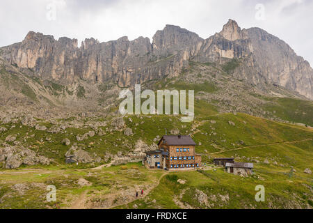 Refuge de montagne dans le groupe des Dolomites Rosengarten Banque D'Images