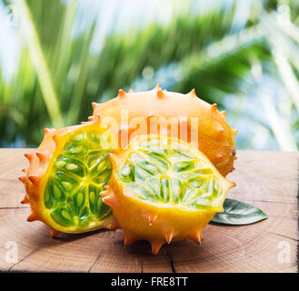 Kiwano fruits sur la table en bois avec green nature sur l'arrière-plan. Banque D'Images