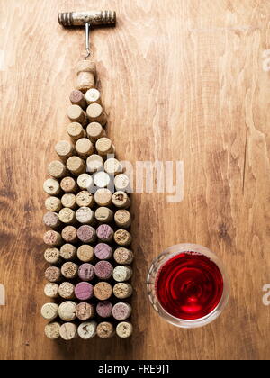 Bouchons à vin en forme de bouteille de vin en bois sur l'arrière-plan. Banque D'Images