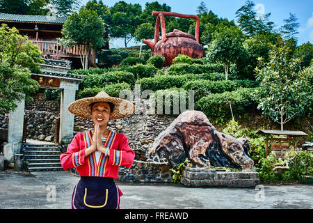 Guangxi, Chine - le 29 septembre 2014:femme chinoise en face de la maison de thé traditionnelle entre Guilin et Yangshuo dans la province de Guangxi Chine Banque D'Images