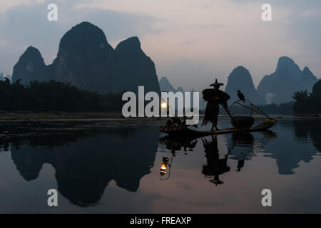 Yangshuo , Chine - Septembre 29 , 2014 : pêcheur La pêche au cormoran Li River, entre Guilin et Yangshuo dans la province de Guangxi Chine Banque D'Images