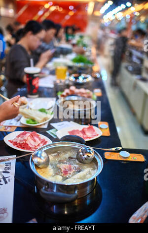 Beijing , Chine - 24 septembre 2014 : les gens de manger hot pot chinois dans un restaurant à Beijing, Chine Banque D'Images