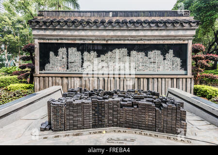 Modèle à l'échelle de la ville et skyline dessin à Kowloon Walled City Park à Hong Kong Banque D'Images