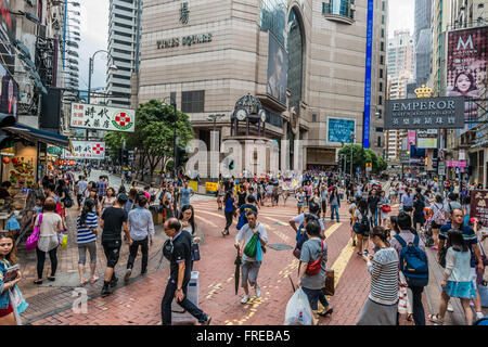 Causeway Bay, Hong Kong, Chine- 7 juin, 2014 : les gens qui marchent dans la rue près de Times Square Banque D'Images