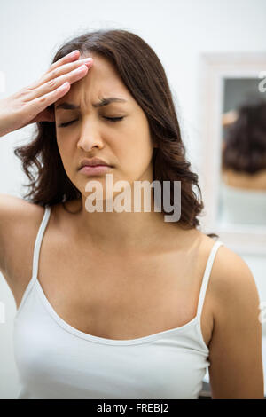 Jeune femme avoir un mal de tête Banque D'Images