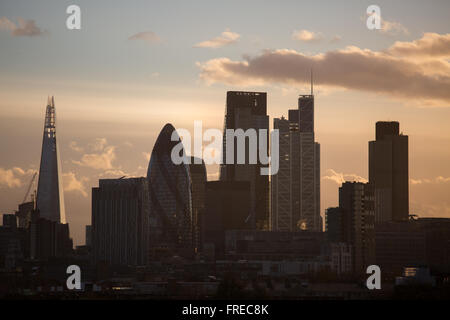 Vue de la ville de Londres, vu de Hackney, à l'Est de Londres. Le coucher de soleil ce qui en fait l'heure d'or.