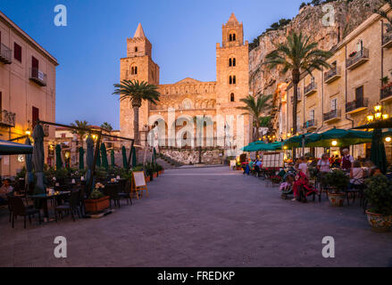 La Piazza del Duomo avec la Cathédrale Santissimo Salvatore, cathédrale de Cefalù, Province de Palerme, Sicile, Italie Banque D'Images