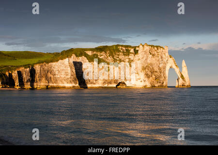 Les falaises d'Étretat, Aiguille d'Étretat, Étretat, Seine-Maritime, Normandie, France Banque D'Images