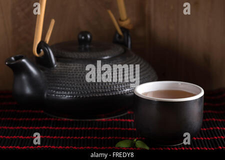 Image de l'est traditionnelle théière et tasse sur tapis bambou Banque D'Images