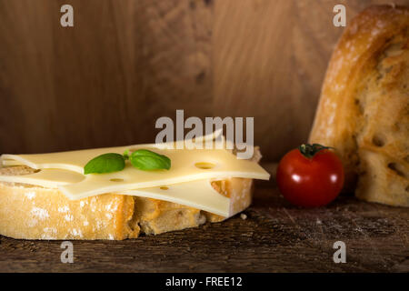 Sandwich ouvert avec l'emmental sur un fond de bois rustique Banque D'Images