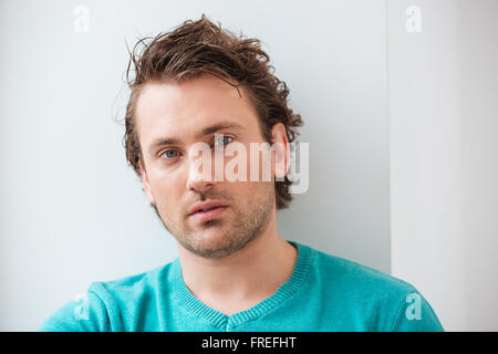 Libre de jeune homme avec les cheveux bouclés sur fond blanc Banque D'Images