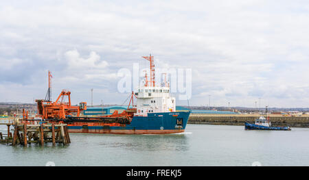 Arco Dee, une suceuse de bateau, de quitter le port à Shoreham-by-Sea dans le West Sussex, Angleterre, Royaume-Uni. Banque D'Images