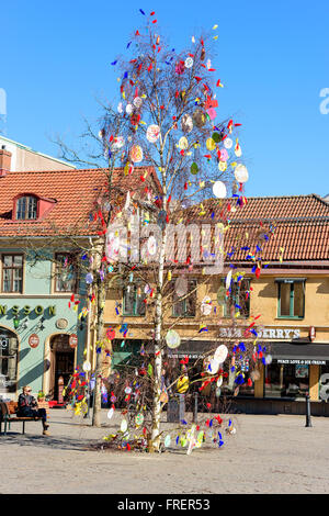 Kalmar, Suède - le 17 mars 2016 : un bouleau a été décoré avec des plumes et du papier les œufs et placés sur une place de la ville à cel Banque D'Images